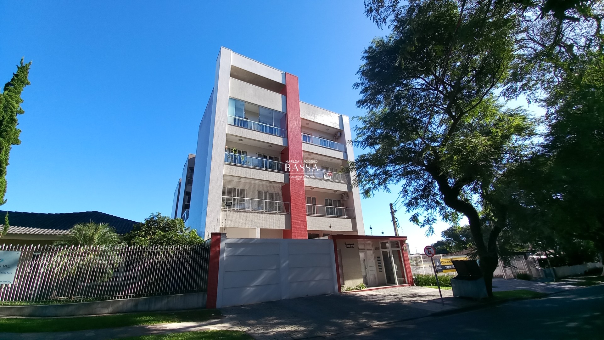 Apartamento semi mobiliado com 2 vagas no Bairro Bom Jesus